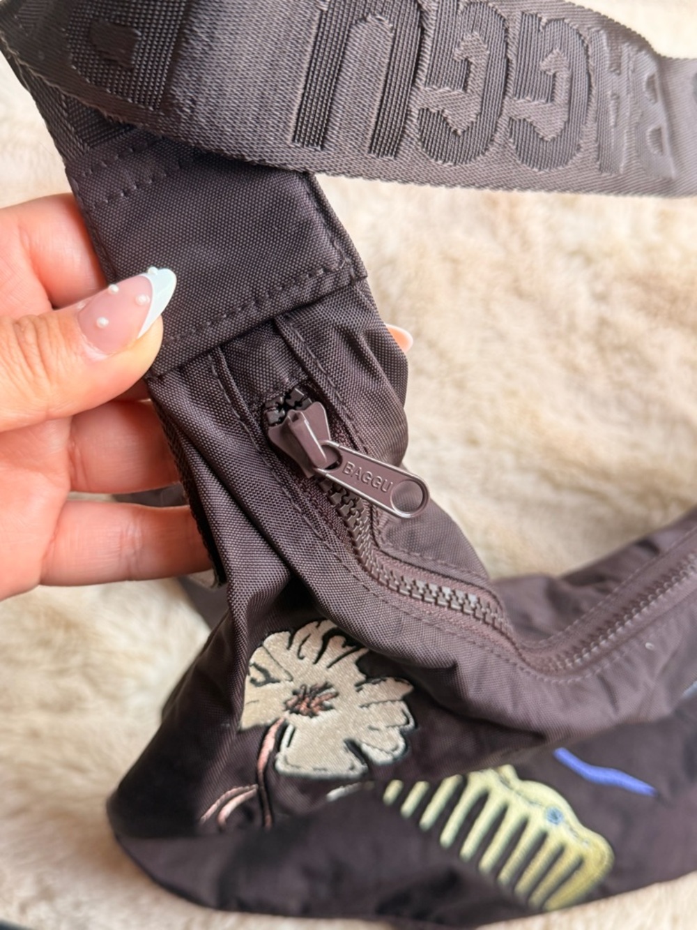 BAGGU Medium Crescent Bag in Get Ready with Me Embroidery - Picture 4 of 6